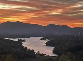 3BR Home with MountainandLake Views and Hot Tub