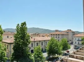 Ampio appartamento con vista monti Wi-Fi veloce, self check-in, vicino stazione e centro