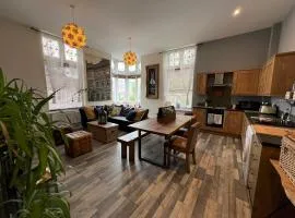 Pass the Keys Historical Victorian Apt for 6 Pets