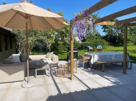 Rural home by golf course，位于Allerum的酒店