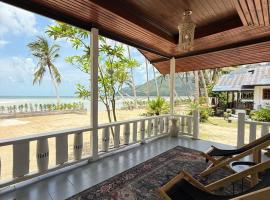 Beachfront house in Chaloklum，位于美翰的酒店
