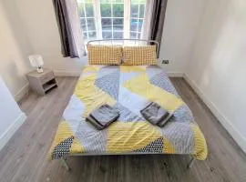6-bedroom House in Morden, London (Zone 4)