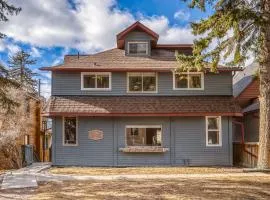 Mountain View Retreat in the heart of Banff - Massive House Sleeps 23