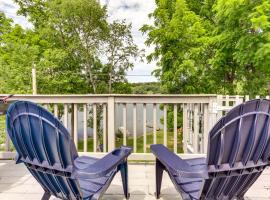 Lakefront Cottage 2 Mi to Palladium in Worcester!，位于伍斯特的酒店