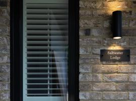 Saltwater Lodge - Air Conditioned 75yrd to the sea，位于海景城的酒店