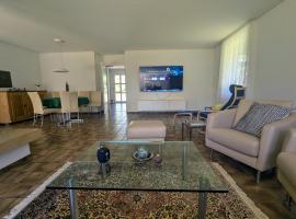 Entire House, Terrace, Garden, BBQ, 3 TVs - Zurich Region，位于昊日的度假屋