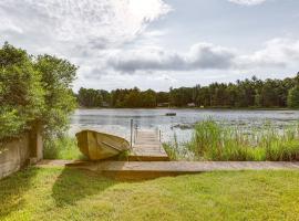 Lakefront Home with Deck Central Michigan Escape!，位于Brohman的酒店