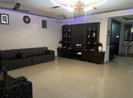 Grand City Retreat 4BHK Balcony Bliss in Manikonda，位于海得拉巴的酒店