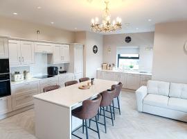 New Spacious Coastal Retreat，位于邓法纳希的酒店