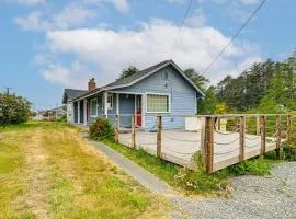 Walk to Beach Cozy Home with Deck in Smith River!
