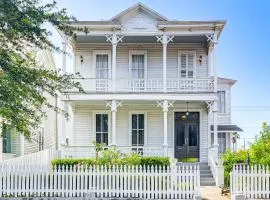 Less Than half Mi to The Strand Historic Galveston Apt!