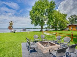 Bright Shawano Lake Oasis - Walk to Boat Launch!，位于Shawano的酒店