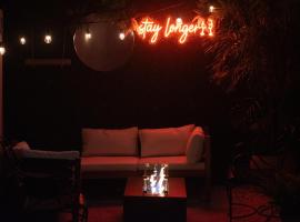 Spacious 1 Bedroom Unit with a Fire Pit in the Private Backyard，位于Anguilla的酒店