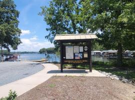 Gateway to Lake Tillery Retreat，位于Norwood的酒店