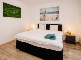 Downtown Escape - Refined & Bright, City Heart，位于阿拉德的住宿