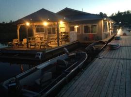 The Floatel on Georgian Bay，位于Penetanguishene的酒店