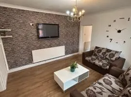 Beautiful 5Bedroom House - Contractors and Family near the Molineux stadium