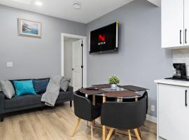 Blissful Nest - Cozy, Classy 2 Bedroom Private Suite Netflix, free Parking, 20 minutes to West Edmonton Mall and Airport，位于埃德蒙顿的酒店