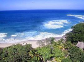 Perla Marina Encuentro Surf Beach Ecolodge Kite Cabarete by BTC Group Crypto，位于Bombita的酒店