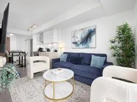 Luxury and Spacious Suite Steps To Eaton Center