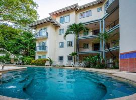 Surfside Tower - Ground Floor Condo with Pool, Walk to Potrero Beach，位于波特雷罗的酒店