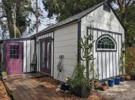 Cool Vintage Tiny House Loft , walk to the Bay