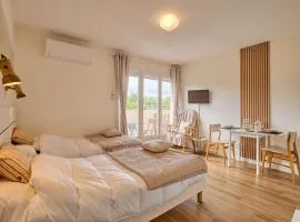 Studio rénové et climatisé avec balcon pour 2 personnes - FR-1-841-24