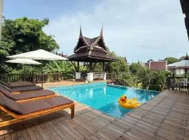 CM14 Beds & Private Pool