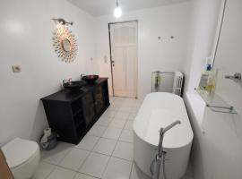 Eya House, cozy, bright & well located，位于布鲁塞尔的酒店