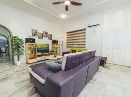 Batu Pahat Sri Jaya Villa 4BR 18pax w Pool table by Our Stay