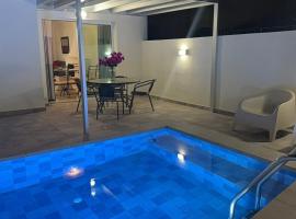Margarita Luxury 3 Bed & Pool，位于Dherinia的酒店