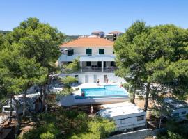 Villa Rosea，位于斯拉汀的自助式住宿