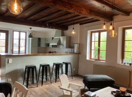 4 bedroom family home，位于Mellecey的酒店