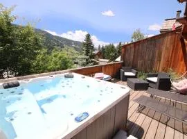 Chalet with Ski Slope Views, Jacuzzi & Cinema Room