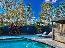 Peaceful tropical retreat with pool, mineral spa & Games room，位于黄金海岸的酒店