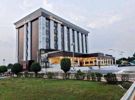 Hotel Grand Sarowar and Shakuntal Lawns，位于Daulatābād的酒店