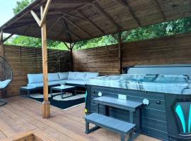 Luxury 2 Bedroom Norfolk Retreat-Private Hot Tub，位于Cawston的酒店