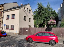 Apartmán na Trávnicích，位于图尔诺夫的酒店