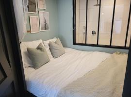 Appartement 1 met uitzicht op de waterkant van Op de Roemte，位于Baflo的宠物友好酒店