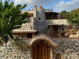 LUXURY STONE VILLA with SALT WATER POOL AND JACUZZI，位于卡亚克的豪华酒店