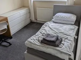 Lovely 4-Bed Home in Dartford