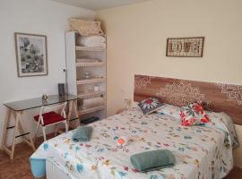 La casa de Marifé, a 15" de Sevilla y a 30" del aeropuerto，位于Villanueva del Ariscal的酒店