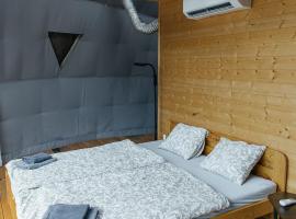 Glamping Prague Louka，位于布拉格的酒店