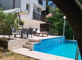 Private Villa with Swimming pool M&E，位于Ko&scaron;elji的带泳池的酒店