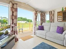 Meadow View Splash Retreat - Heated Communal Swimming Pool & Fishing Nearby