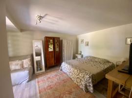 Charmant F1 avec terrasse et vue sur jardin arboré - fraicheur naturelle du rez de jardin - parking，位于阿列河畔美岸的酒店