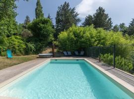 Chalet Blanc - Piscine Partagée，位于Darbres的酒店