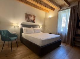 Malvezzi24 Boutique Rooms，位于代森扎诺-德尔加达的酒店