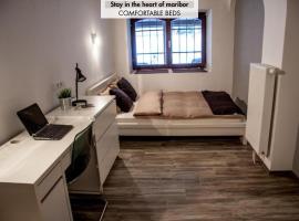 4 Rooms，位于马里博尔的酒店