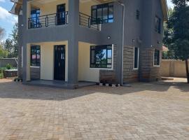 Nanyuki House by Peter & Primrose，位于纳纽基的酒店